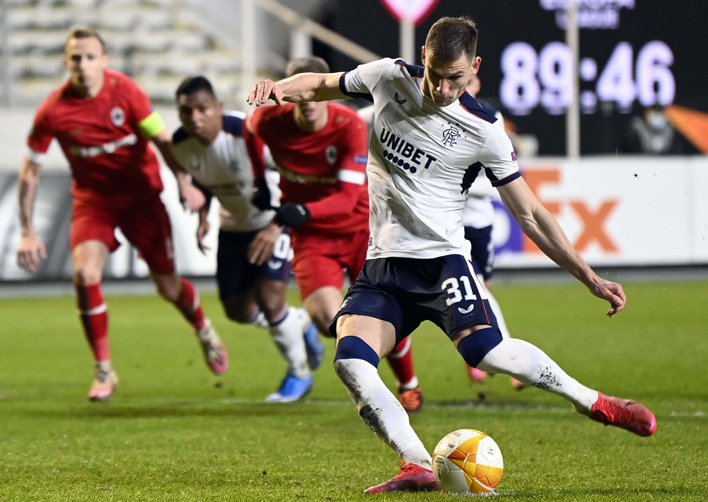 半岛体育全站-法甲今晨走向成谜，阿贾克斯伤情更新，更衣室稳定，赛程密集仍需轮换