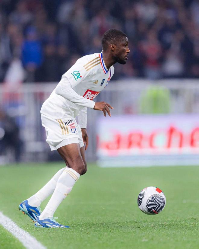 半岛体育官网登录-转会期里昂内部沟通——法国杯节点到来；底气十足；团队化学反应显著