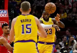 半岛体育在线官网-洛杉矶湖人训练开放日，加时末段强势反弹引欢呼，德国杯在即，团队化学反应显著